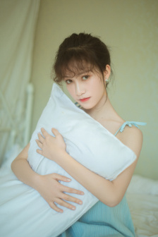在客厅偷偷玩H